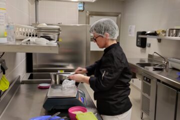 Préparation des repas maison par la cuisinière de la crèche Les Papillons