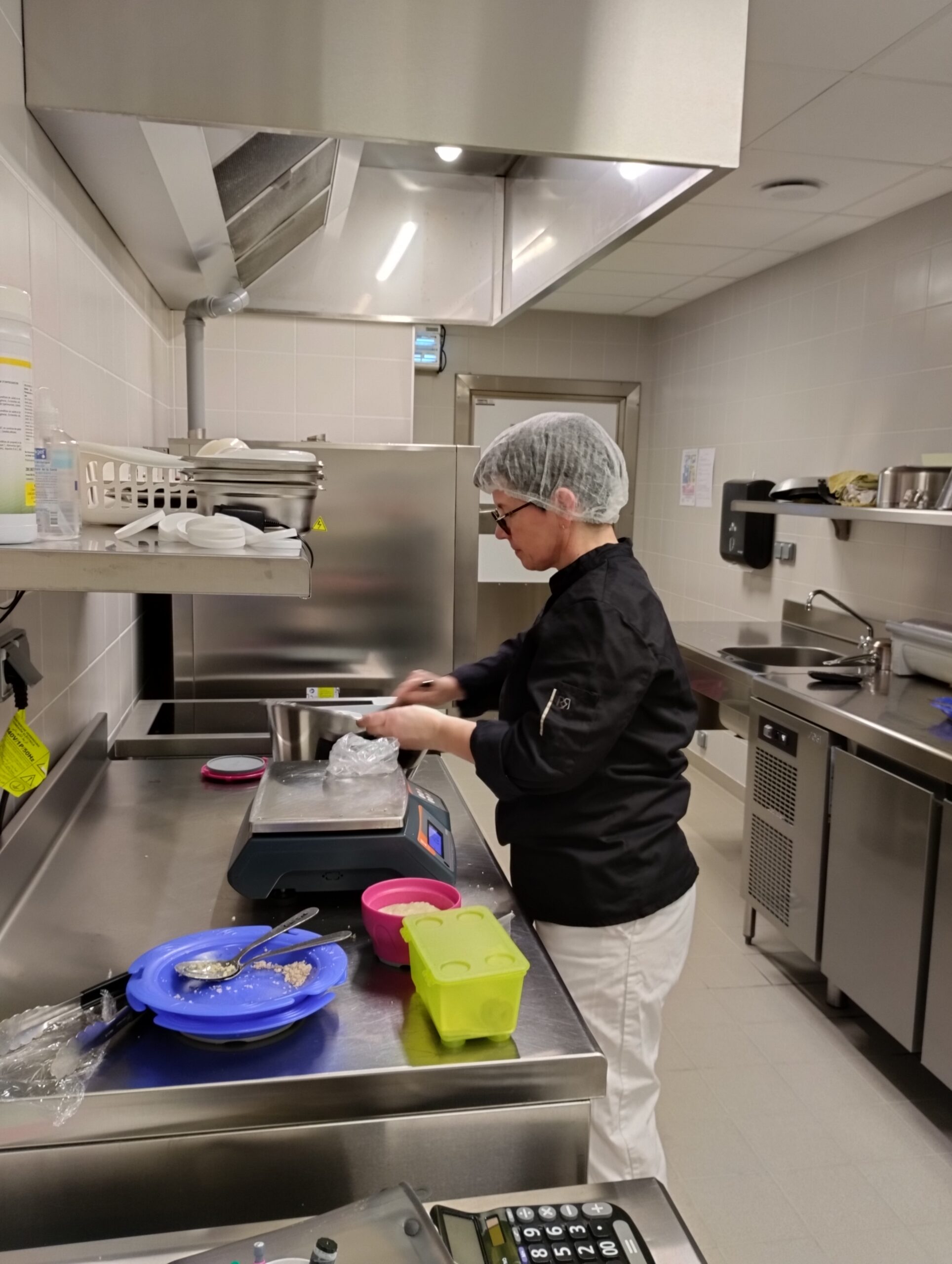 Préparation des repas maison par la cuisinière de la crèche Les Papillons