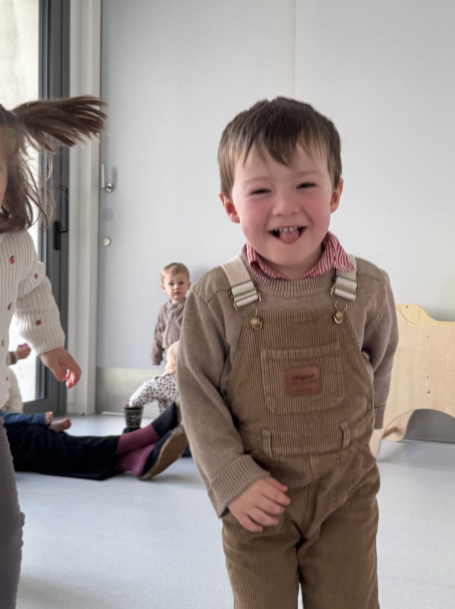 Enfant concentré sur une activité de peinture sensorielle à la crèche