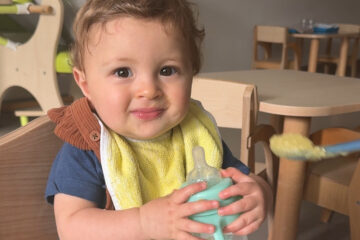 Enfant dégustant un repas équilibré à la crèche Les Libellules à Vannes, illustrant l’importance de la nutrition dès la petite enfance.