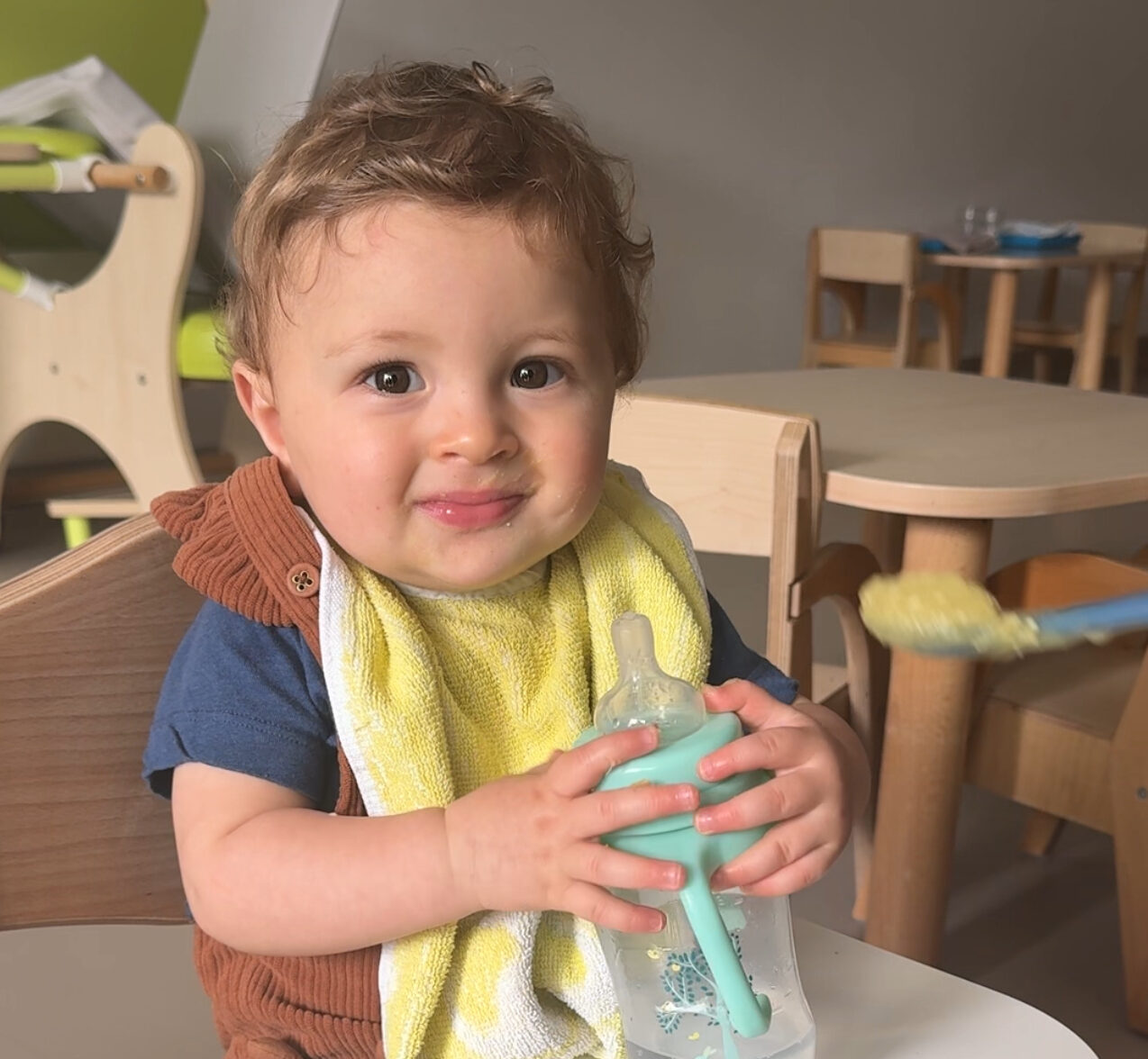 Enfant dégustant un repas équilibré à la crèche Les Libellules à Vannes, illustrant l’importance de la nutrition dès la petite enfance.