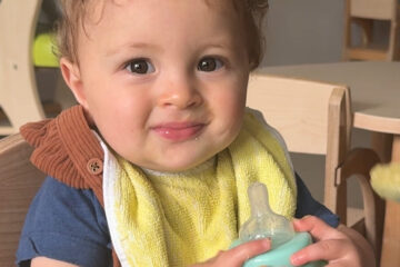 Enfant dégustant un repas équilibré à la crèche Les Libellules à Vannes, illustrant l’importance de la nutrition dès la petite enfance.