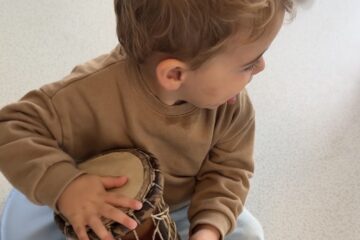 Enfants en crèche qui découvrent une comptine signée avec des gestes simples de la langue des signes française