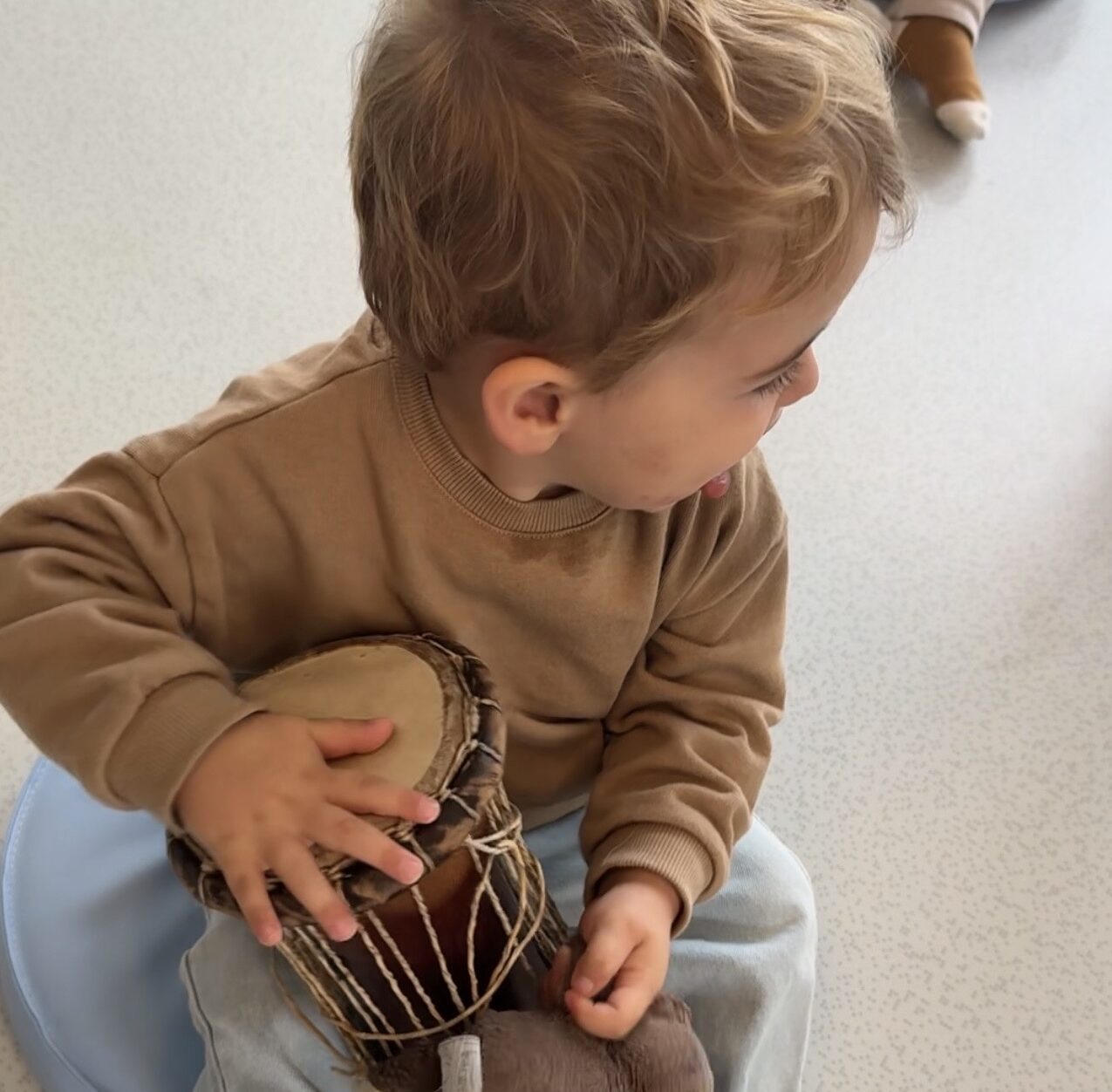 Enfants en crèche qui découvrent une comptine signée avec des gestes simples de la langue des signes française